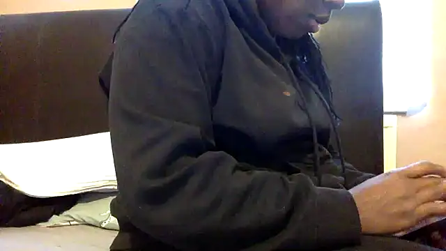 Snapshot of blacksexybeauty31 chatting on 03/18/25, 04:37 blacksexybeauty31 online show from 03/18/25, 04:37