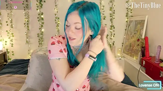 Snapshot of thetinyblue chatting on 01/07/26, 05:37 thetinyblue online show from 01/07/26, 05:37