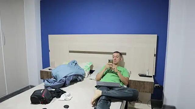 Snapshot of funcouple1985 chatting on 12/04/24, 11:24 funcouple1985 online show from 12/04/24, 11:24