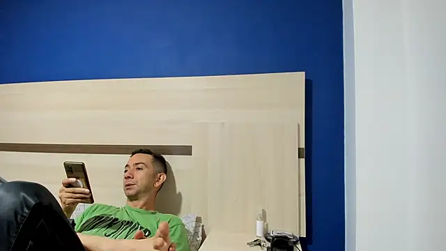 Snapshot of funcouple1985 chatting on 12/06/24, 01:29 funcouple1985 online show from 12/06/24, 01:29