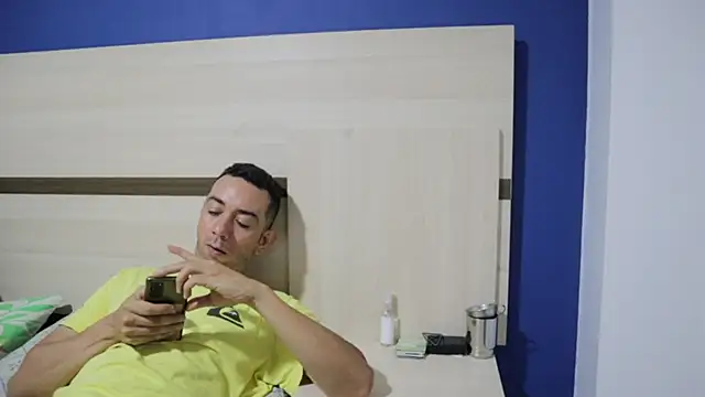 Snapshot of funcouple1985 chatting on 12/11/24, 12:44 funcouple1985 online show from 12/11/24, 12:44