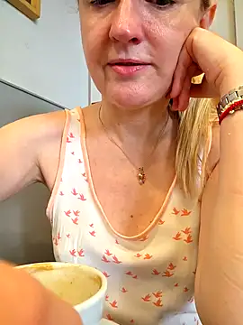 Snapshot of 1Sweetnina chatting on 12/02/25, 01:28 1Sweetnina online show from 12/02/25, 01:28