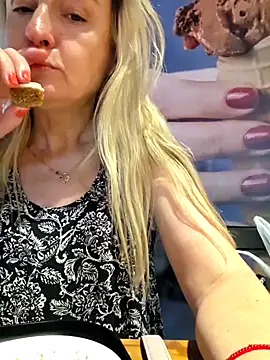 Snapshot of 1Sweetnina chatting on 12/18/25, 05:19 1Sweetnina online show from 12/18/25, 05:19