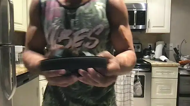 Snapshot of BigGuyMuscle chatting on 02/14/25, 03:33 BigGuyMuscle online show from 02/14/25, 03:33