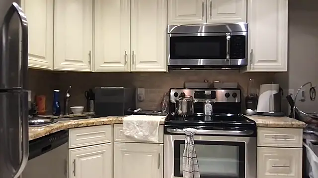 Snapshot of BigGuyMuscle chatting on 10/31/25, 05:52 BigGuyMuscle online show from 10/31/25, 05:52