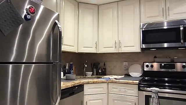 Snapshot of BigGuyMuscle chatting on 11/04/25, 07:24 BigGuyMuscle online show from 11/04/25, 07:24