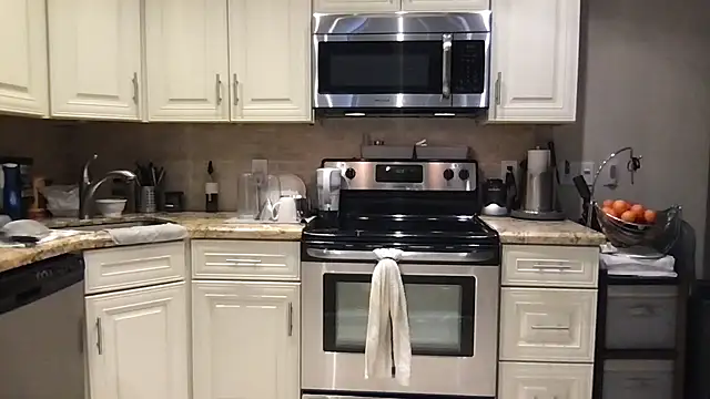 Snapshot of BigGuyMuscle chatting on 11/21/25, 09:24 BigGuyMuscle online show from 11/21/25, 09:24