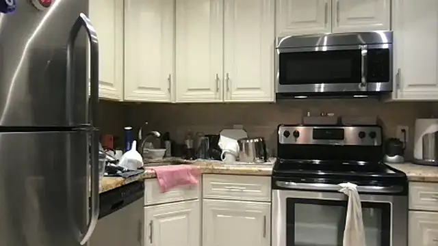 Snapshot of BigGuyMuscle chatting on 12/15/25, 01:32 BigGuyMuscle online show from 12/15/25, 01:32