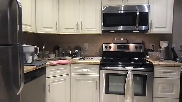 Snapshot of BigGuyMuscle chatting on 12/15/25, 08:57 BigGuyMuscle online show from 12/15/25, 08:57