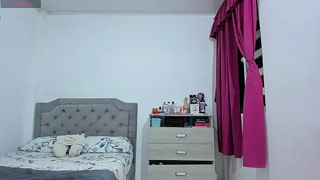 Snapshot of andrea_hills chatting on 10/20/25, 10:54 andrea hills online show from 10/20/25, 10:54