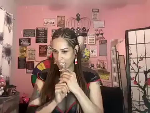 Snapshot of latinacubana chatting on 01/11/25, 04:16 latinacubana online show from 01/11/25, 04:16