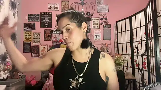 Snapshot of latinacubana chatting on 02/01/25, 07:15 latinacubana online show from 02/01/25, 07:15