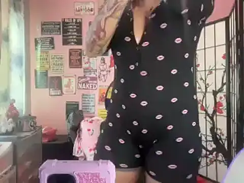 Snapshot of latinacubana chatting on 03/12/25, 01:19 latinacubana online show from 03/12/25, 01:19