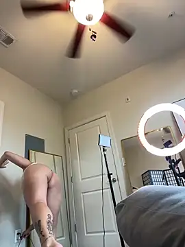 Snapshot of bellafreakyfun chatting on 09/24/25, 04:32 bellafreakyfun online show from 09/24/25, 04:32