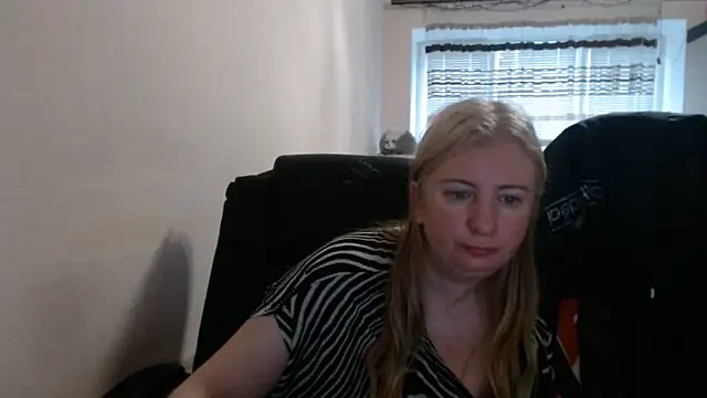 Snapshot of PeterAndJen chatting on 05/13/26, 04:43 PeterAndJen online show from 05/13/26, 04:43