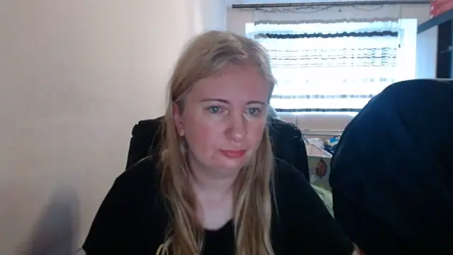 Snapshot of PeterAndJen chatting on 06/11/26, 04:43 PeterAndJen online show from 06/11/26, 04:43