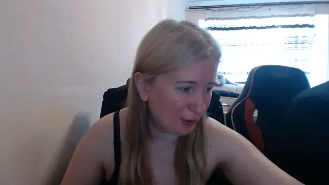 Snapshot of PeterAndJen chatting on 06/16/26, 05:32 PeterAndJen online show from 06/16/26, 05:32