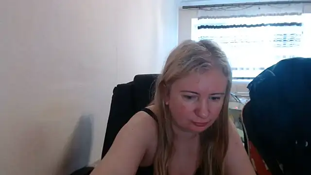 Snapshot of PeterAndJen chatting on 06/18/26, 06:02 PeterAndJen online show from 06/18/26, 06:02