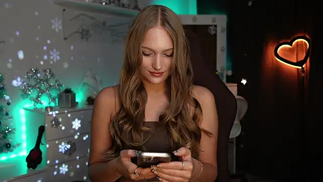 Snapshot of MrsTenderBeast chatting on 12/20/25, 03:30 MrsTenderBeast online show from 12/20/25, 03:30