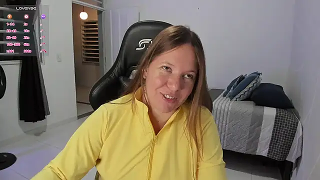 Snapshot of tamy_shine87 chatting on 12/23/25, 02:20 tamy shine87 online show from 12/23/25, 02:20