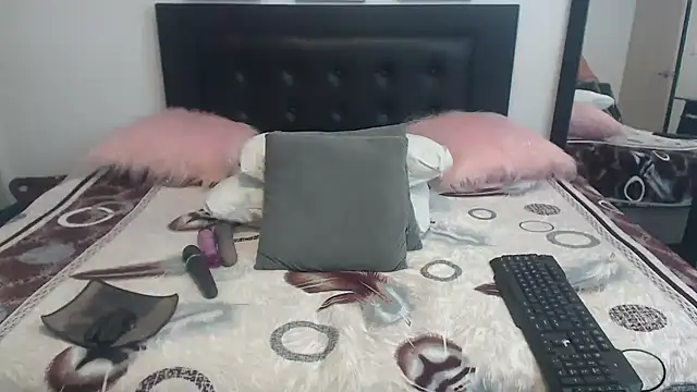 katiehotx online show from 11/08/25, 02:12