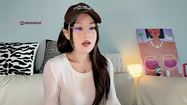 Snapshot of sphynx-_- chatting on 03/21/25, 04:28 sphynx- - online show from 03/21/25, 04:28