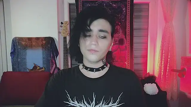 Snapshot of sademobeer chatting on 11/04/25, 01:05 sademobeer online show from 11/04/25, 01:05