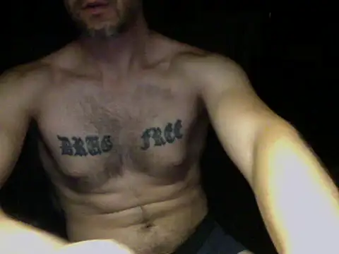 Snapshot of hugoron chatting on 12/23/25, 02:31 hugoron online show from 12/23/25, 02:31