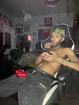 Snapshot of spideyzaddy chatting on 11/25/25, 01:27 spideyzaddy online show from 11/25/25, 01:27