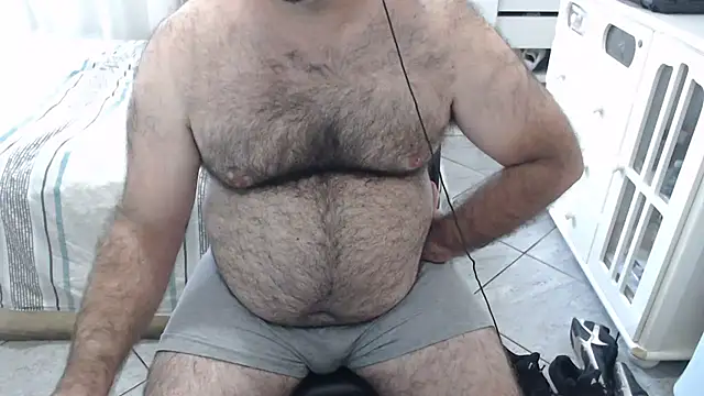 Snapshot of MysterBearMG chatting on 04/19/26, 06:54 MysterBearMG online show from 04/19/26, 06:54