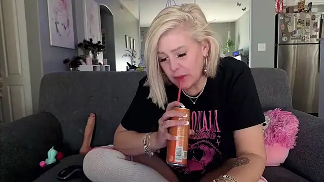 Snapshot of Lexi_Shocker chatting on 01/08/26, 08:00 Lexi Shocker online show from 01/08/26, 08:00