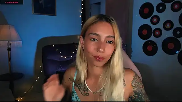 Snapshot of Saucy_Jenn chatting on 02/20/25, 01:03 Saucy Jenn online show from 02/20/25, 01:03