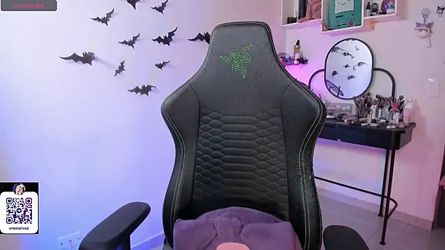 Snapshot of damnliciousss chatting on 01/10/26, 12:01 damnliciousss online show from 01/10/26, 12:01