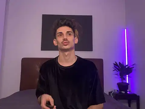 Snapshot of DanielCrush1 chatting on 01/08/25, 10:37 DanielCrush1 online show from 01/08/25, 10:37