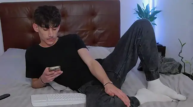 Snapshot of DanielCrush1 chatting on 02/13/25, 12:11 DanielCrush1 online show from 02/13/25, 12:11