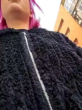 Snapshot of KarlaLuar_ chatting on 12/18/24, 01:02 KarlaLuar online show from 12/18/24, 01:02