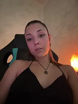 Snapshot of KarlaLuar_ chatting on 10/20/25, 05:57 KarlaLuar online show from 10/20/25, 05:57