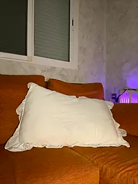 Snapshot of KarlaLuar_ chatting on 11/18/25, 10:14 KarlaLuar online show from 11/18/25, 10:14