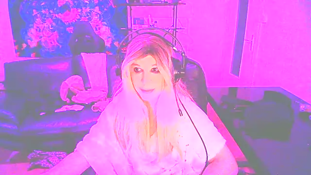 Snapshot of LatruieSow chatting on 12/27/24, 01:43 LatruieSow online show from 12/27/24, 01:43