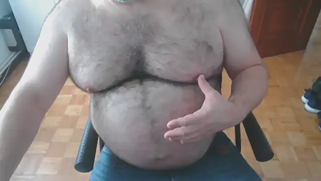 Snapshot of mikeyhotbear chatting on 10/21/25, 12:39 mikeyhotbear online show from 10/21/25, 12:39