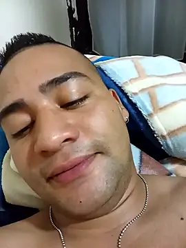 Snapshot of EISONREINA11 chatting on 10/28/25, 11:18 EISONREINA11 online show from 10/28/25, 11:18