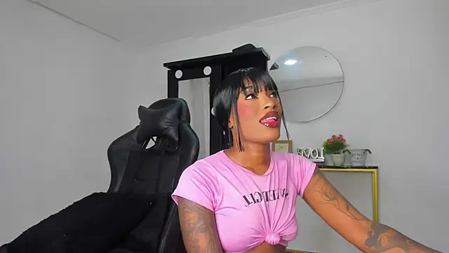 Snapshot of Emattaylor chatting on 11/07/25, 11:43 Emattaylor online show from 11/07/25, 11:43