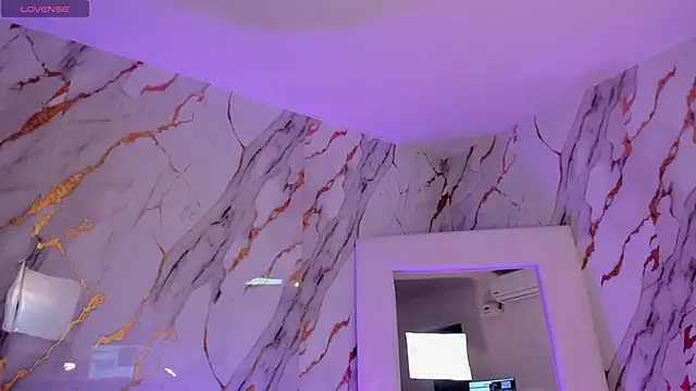 Snapshot of ErikaBenz_ chatting on 12/05/25, 04:32 ErikaBenz online show from 12/05/25, 04:32