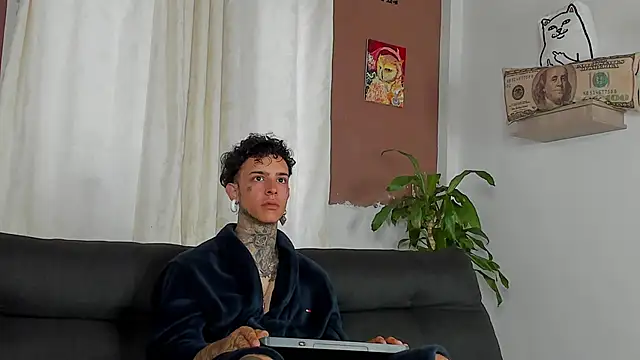 Snapshot of Aron_ford chatting on 10/23/25, 12:04 Aron ford online show from 10/23/25, 12:04