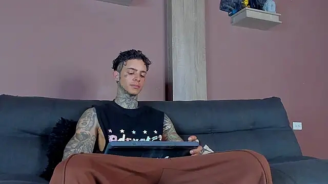 Snapshot of Aron_ford chatting on 01/18/26, 01:20 Aron ford online show from 01/18/26, 01:20