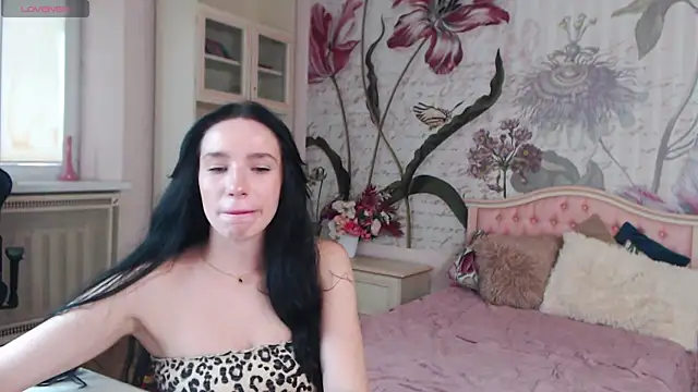 Snapshot of AliciaBow chatting on 10/08/25, 12:03 AliciaBow online show from 10/08/25, 12:03