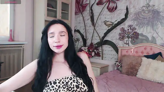 Snapshot of AliciaBow chatting on 10/23/25, 01:43 AliciaBow online show from 10/23/25, 01:43