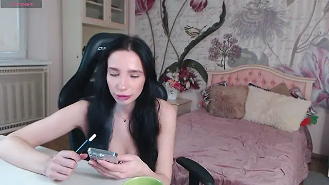 Snapshot of AliciaBow chatting on 11/02/25, 01:13 AliciaBow online show from 11/02/25, 01:13