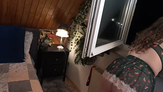 Snapshot of TessaWinter chatting on 12/22/25, 04:37 TessaWinter online show from 12/22/25, 04:37