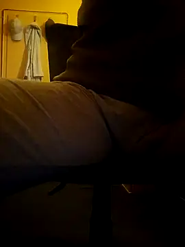 Snapshot of PassiveStute25 chatting on 12/12/24, 05:15 PassiveStute25 online show from 12/12/24, 05:15